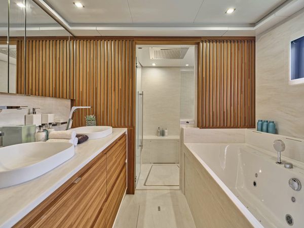 Fountaine Pajot Thira 80 | Sol Madinina