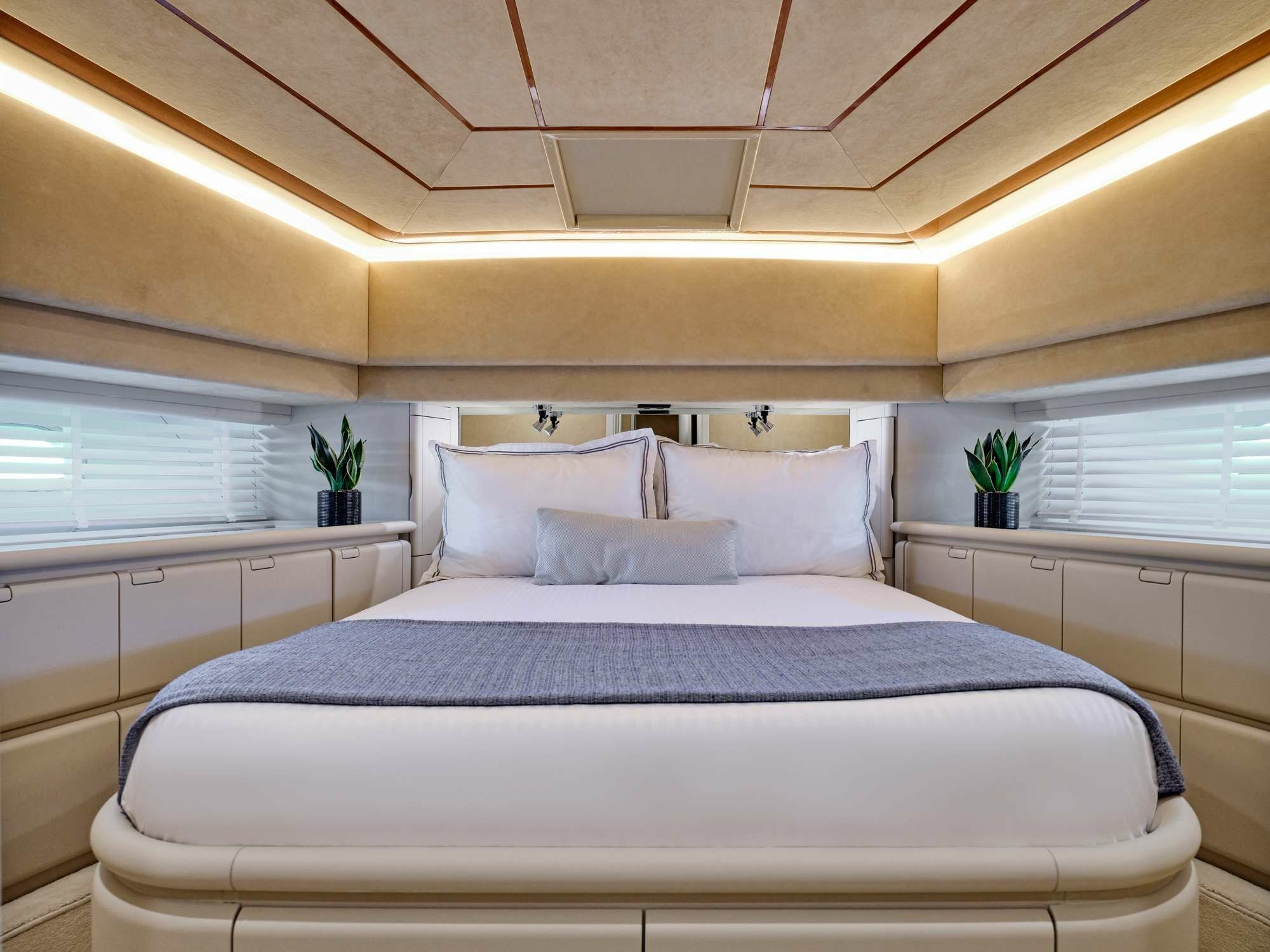 Ferretti 80 | Apeiron Blue