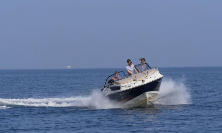 Bayliner VR5 | Maniuteq
