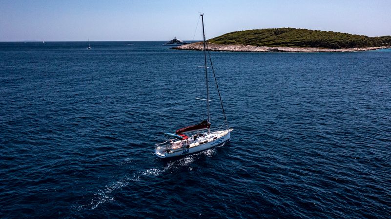 Justin 10 | Hvar 6