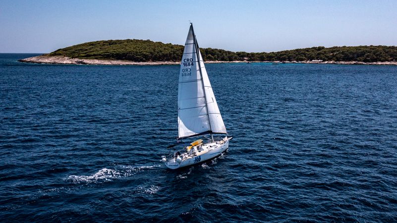 J&J Val 35 | Adventure One