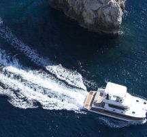 Catamaran cu motor