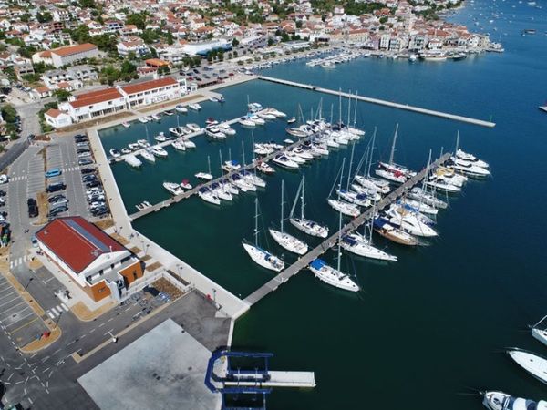 Bali 4.6 | Love Story