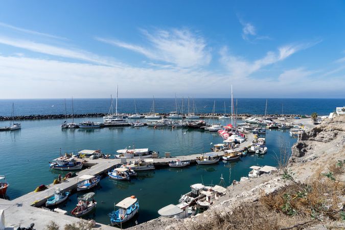 Santorini: En Halvdags Katamarantur med Snorkling