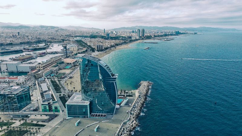 Barcelona: Et Halvdags Seilyachtcruise med Snorkling