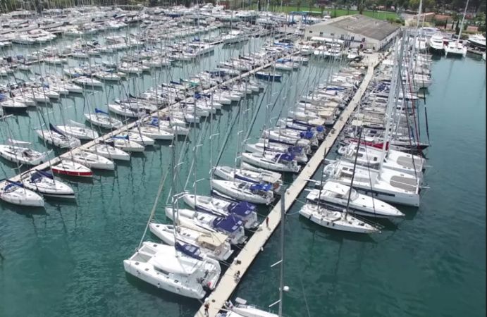 Dufour 390 | Invictus