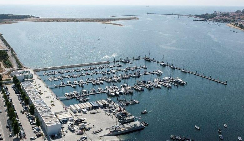 Invictus GT 370 | Invictus Cruises