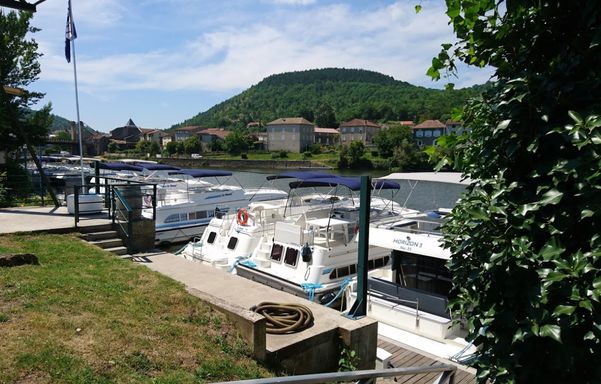 Douelle Marina
