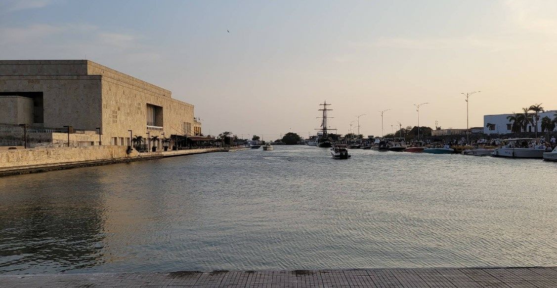 Sun Tracker 24 | Mavi